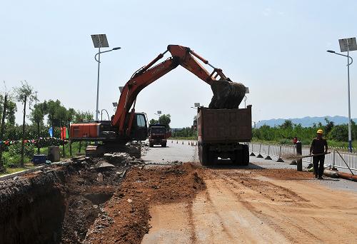 大型機(jī)械在遼寧朝陽燕山湖發(fā)電公司2×600兆瓦機(jī)組供熱改造工程外網(wǎng)管線建設(shè)現(xiàn)場施工(8月5日攝)。新華社發(fā)(白鐵軍 攝)