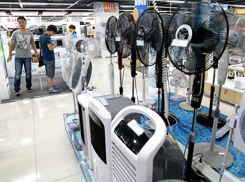 上海市長寧路上的一家電器商場最暢銷的是風扇和空調(diào)(8月7日攝)。新華社記者 陳飛 攝