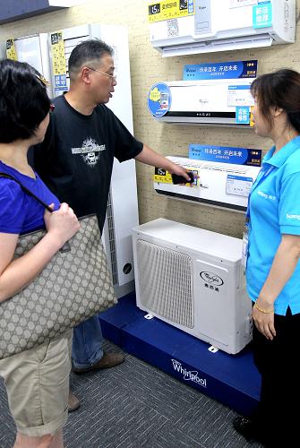 8月7日,消費者在上海市長寧路上的一家電器商場選購空調(diào)。新華社記者 陳飛 攝
