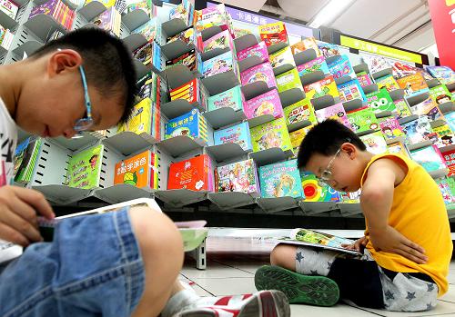8月7日,上海市凱旋路上的一家連鎖書店成為孩子們“孵空調(diào)”的最佳場所,一些學生們離去時都會選購部分圖書。近期,上海餐飲市場上一些老字號點心店僅冷面就日銷千份,空調(diào)、風扇暢銷,冷飲和熟食成為消費者夏日最愛。記者走訪市場發(fā)現(xiàn),連續(xù)高溫天悄然改變著上海夏令商品銷售的格局,主打“涼經(jīng)濟”的商家們成了最大的受益者。新華社記者 陳飛 攝