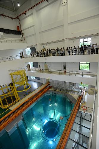 8月7日,在中國(guó)廣核集團(tuán)深圳大亞灣核電基地,參加“公眾開放體驗(yàn)日”活動(dòng)的群眾在參觀國(guó)產(chǎn)的核燃料組件安裝模擬培訓(xùn)設(shè)施。當(dāng)日,我國(guó)核電在建規(guī)模最大的企業(yè)中國(guó)廣核集團(tuán)宣布將每年的8月7日確定為下屬六大基地的“公眾開放體驗(yàn)日”,以更好地回應(yīng)社會(huì)公眾對(duì)于核安全的關(guān)切。該企業(yè)當(dāng)天還首次發(fā)布《安全發(fā)展白皮書》,承諾進(jìn)一步加大安全信息公開透明,繼續(xù)采取有效措施貫徹對(duì)核安全的立場(chǎng)、基本原則和核心價(jià)值觀,持續(xù)強(qiáng)化對(duì)核安全的保障。新華社記者 王攀 攝