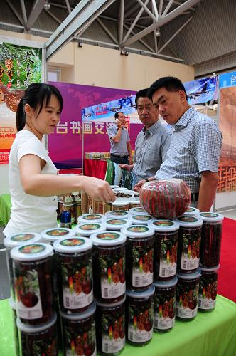 8月8日,在甘肅國(guó)際會(huì)展中心臺(tái)灣特色商品展廳,市民選購(gòu)臺(tái)灣特色商品。當(dāng)日,為期5天的第二屆“隴臺(tái)文化經(jīng)貿(mào)交流周”活動(dòng)在甘肅國(guó)際會(huì)展中心正式拉開(kāi)帷幕。本屆交流周活動(dòng)豐富,包括隴臺(tái)書(shū)畫(huà)交流展、隴臺(tái)書(shū)畫(huà)學(xué)術(shù)研討會(huì)、海峽兩岸中國(guó)現(xiàn)代化研討會(huì),此外,臺(tái)灣特色商品展、隴臺(tái)中藥材行業(yè)交流對(duì)接、隴臺(tái)經(jīng)貿(mào)合作項(xiàng)目簽約儀式等經(jīng)貿(mào)活動(dòng)也將陸續(xù)開(kāi)展。新華社記者 范培珅 攝