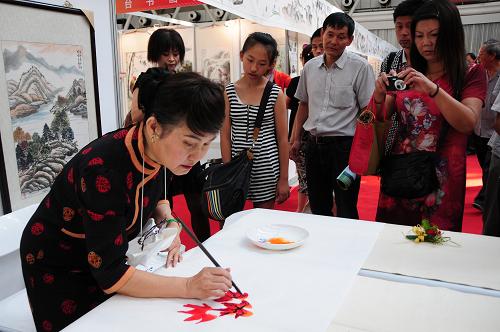 8月8日,在甘肅國(guó)際會(huì)展中心隴臺(tái)書(shū)畫(huà)交流展廳,書(shū)法愛(ài)好者現(xiàn)場(chǎng)揮筆潑墨。新華社記者 范培珅 攝