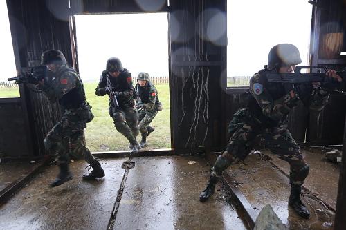 8月8日,在俄羅斯切巴爾庫爾合同訓練場,中方參演特種兵在演練圍殲“恐怖分子”。新華社發(fā)(線云強攝)