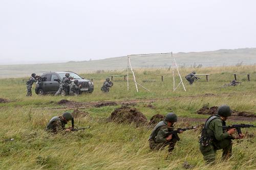 8月8日,在俄羅斯切巴爾庫爾合同訓練場,中俄兩軍官兵演練交替掩護清剿“殘敵”。新華社發(fā)(線云強攝)