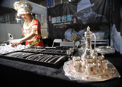 8月9日,參展商在云南文化產(chǎn)業(yè)博覽會(huì)上整理銀器。新華社記者 秦朗 攝
