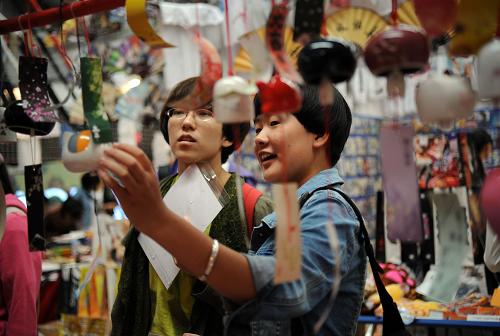 8月9日,觀眾在云南文化產(chǎn)業(yè)博覽會(huì)上欣賞飾品。新華社記者 秦朗 攝