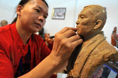 屆文博會(huì)是云南省整合昆明泛亞民族民間工藝品博覽會(huì)、昆明動(dòng)漫節(jié)、云南文化創(chuàng)意展、云南玉雕大師作品展、云南民族服裝文化節(jié)等各類展會(huì)而首次創(chuàng)設(shè)的綜合性文化產(chǎn)業(yè)博覽會(huì)。新華社記者 藺以光 攝