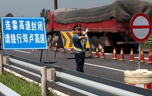 8月9日,交通人員在連霍高速與寧洛高速互通立交處交通管制分流點(diǎn)指揮車輛。新華社發(fā)(張曉理 攝)
