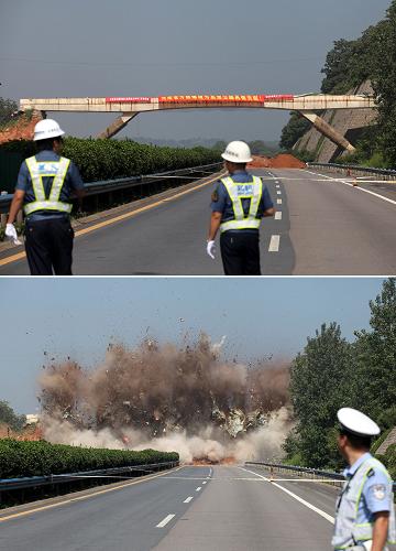 這張拼版照片顯示的是:8月9日拍攝的爆破前的連霍高速洛陽至三門峽段內(nèi)K712+525公里處的蔡莊天橋(上圖);8月9日拍攝的正在爆破中的蔡莊天橋(下圖)。當(dāng)日,連(云港)霍(爾果斯)高速洛(陽)三(門峽)段的18座整體性鋼構(gòu)天橋進(jìn)行爆破和機(jī)械拆除。為保障司乘人員和通行車輛安全,8月9日8時(shí)至8月10日20時(shí)的36小時(shí)內(nèi),連霍高速洛陽至三門峽段內(nèi)K704至K842段(連霍高速與寧洛高速互通立交處—連霍高速與三淅高速互通立交處)雙向車道封閉,禁止車輛通行。新華社發(fā)(張曉理 攝)