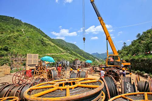 8月9日,浙江省送變電工程公司員工在浙江金華武義境內(nèi)整理架線設(shè)備。新華社發(fā)(王平 攝)