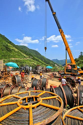 8月9日,浙江省送變電工程公司員工在浙江金華武義境內(nèi)整理架線設(shè)備。當(dāng)日,由浙江送變電工程公司承建的金華±800千伏特高壓直流輸電線路2標(biāo)段首檔架線正式開機(jī)。這標(biāo)志著浙江省首座特高壓換流站——溪洛渡左岸至浙江金華±800千伏特高壓直流輸電線路工程的金華段開始架線。據(jù)介紹,金華段線路全長(zhǎng)39.551公里,新建輸電鐵塔67基,工程計(jì)劃10月底全線架通。新華社發(fā)(王平 攝)