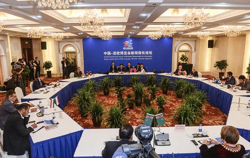 這是9月1日拍攝的新聞部長(zhǎng)論壇現(xiàn)場(chǎng)。當(dāng)日,第三屆中國(guó)—亞歐博覽會(huì)新聞部長(zhǎng)論壇在烏魯木齊舉行,來自中國(guó)、阿富汗、白俄羅斯、哈薩克斯坦、吉爾吉斯斯坦、俄羅斯、塔吉克斯坦、土庫(kù)曼斯坦的新聞主管部門主要官員出席了此次論壇。代表們圍繞“加強(qiáng)新聞?lì)I(lǐng)域交流合作 推動(dòng)亞歐經(jīng)貿(mào)關(guān)系發(fā)展 維護(hù)地區(qū)和平安全”這一主題進(jìn)行了廣泛和深入的討論。新華社記者 王菲 攝