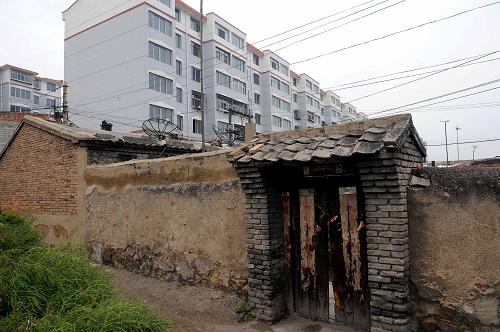 在大同市同煤集團煤峪口礦棚戶區(qū)附近,新建的安置小區(qū)已經(jīng)基本建成(9月17日攝)。新華社記者 范敏達(dá) 攝