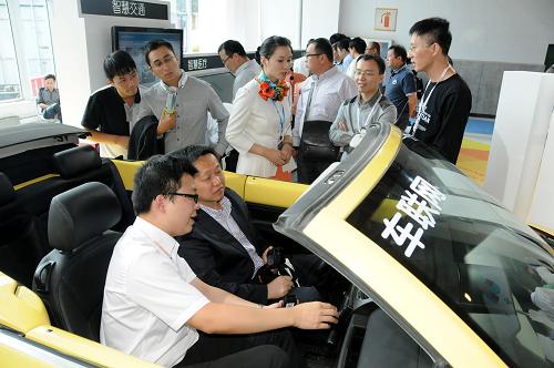 9月24日,觀眾在2013年中國(guó)國(guó)際信息通信展覽會(huì)上參觀車聯(lián)網(wǎng)技術(shù)。當(dāng)日,為期5天的2013年中國(guó)國(guó)際信息通信展覽會(huì)在北京中國(guó)國(guó)際展覽中心開(kāi)幕。本屆展會(huì)展出面積近50000平方米,設(shè)立光通信、測(cè)試、智慧城市、移動(dòng)終端、移動(dòng)互聯(lián)網(wǎng)、近場(chǎng)通信等專區(qū)。來(lái)自16個(gè)國(guó)家和地區(qū)的近500家企業(yè)、機(jī)構(gòu)和展團(tuán)參展,重點(diǎn)展示了新一代移動(dòng)通信、下一代互聯(lián)網(wǎng)、三網(wǎng)融合、物聯(lián)網(wǎng)、云計(jì)算、信息化行業(yè)應(yīng)用、高端軟件、集成電路、高端服務(wù)器、高科技消費(fèi)電子產(chǎn)品研發(fā)與信息服務(wù)領(lǐng)域的相關(guān)成果。新華社發(fā)(王振 攝)