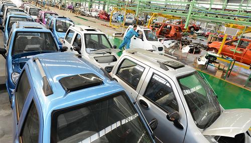 9月24日,山東維動新能源汽車有限公司工人在擺放準(zhǔn)備出口銷售的電動汽車。新華社發(fā)(董乃德 攝)