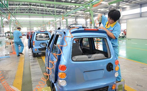 山東維動新能源汽車有限公司工人在生產(chǎn)車間組裝電動汽車(8月14日攝)。新華社發(fā)(董乃德 攝)