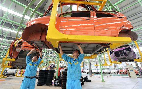 9月24日,山東維動新能源汽車有限公司的工人在生產(chǎn)車間組裝電動汽車。新華社發(fā)(董乃德 攝)