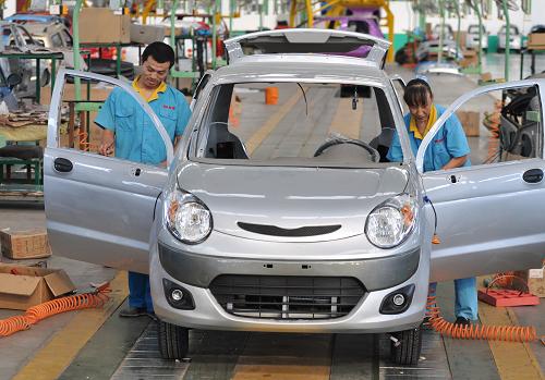 9月24日,山東維動新能源汽車有限公司工人在生產(chǎn)車間組裝電動汽車。新華社發(fā)(董乃德 攝)