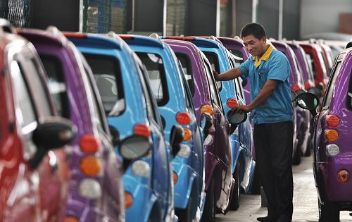 9月24日,山東維動新能源汽車有限公司工人在生產(chǎn)車間檢查準(zhǔn)備出口的電動汽車。新華社發(fā)(董乃德 攝)