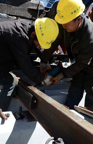 9月24日,工人在進行拉日鐵路雅魯藏布江一號特大橋鋪軌作業(yè)。新華社記者 覺果 攝