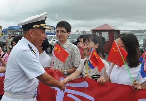 9月24日,在柬埔寨西哈努克港,中國(guó)海軍和平方舟醫(yī)院船指揮員沈浩少將(前)與中國(guó)駐柬埔寨使館工作人員握手。新華社記者 李弘 攝