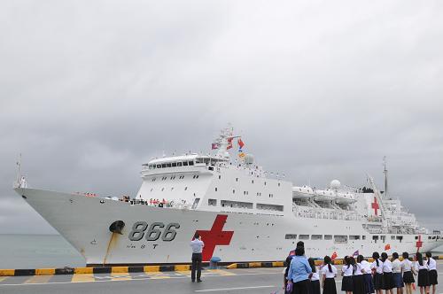 9月24日,中國(guó)海軍和平方舟醫(yī)院船抵達(dá)柬埔寨西哈努克港。當(dāng)日,執(zhí)行“和諧使命—2013”任務(wù)的中國(guó)海軍和平方舟醫(yī)院船抵達(dá)任務(wù)最后一站——柬埔寨西哈努克港,開始為期6天的友好訪問和人道主義醫(yī)療服務(wù)。新華社記者 李弘 攝