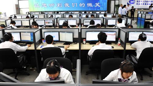 北京12345熱線電話的工作人員在接聽市民不斷打來的熱線電話(9月25日攝)。北京市政府非緊急救助服務(wù)綜合受理調(diào)度平臺12345熱線電話投入使用一年來,受理公眾各類電話、網(wǎng)絡(luò)、微博訴求240萬件,處理公眾的防汛、停車、租房、物業(yè)、旅游等各類訴求達(dá)到80萬件。綜合受理調(diào)度平臺本著“聽民意 解民憂”的工作宗旨,采取了電話、網(wǎng)絡(luò)、微博等多種訴求受理方式,并形成了交辦、督辦、反饋、回訪和媒體聯(lián)動的服務(wù)工作流程,北京市的政府領(lǐng)導(dǎo)和各職能部門領(lǐng)導(dǎo)定期來到服務(wù)中心接聽群眾熱線,現(xiàn)場解決群眾生活和工作中的困難,12345服務(wù)熱線成為了北京市民和政府間交流溝通的平臺和政府服務(wù)群眾的服務(wù)平臺。北京市政府非緊急救助服務(wù)綜合受理調(diào)度平臺12345熱線的前身是成立于26年前的政府服務(wù)熱線,2007年北京非緊急救助服務(wù)中心12345熱線成立,2012年北京市非緊急救助服務(wù)綜合受理調(diào)度平臺建設(shè)完成投入使用。新華社記者 李欣 攝