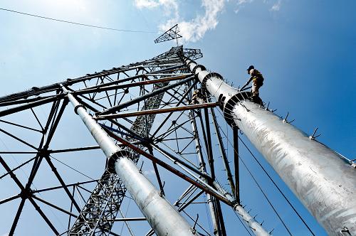 9月25日,國(guó)家電網(wǎng)福建送變電公司工人在攀登高塔。新華社記者 張國(guó)俊 攝