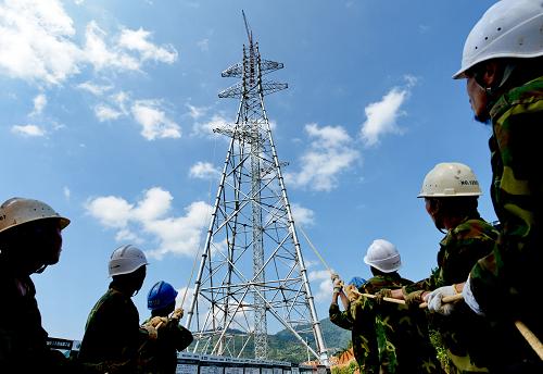 9月25日,國(guó)家電網(wǎng)福建送變電公司工人通過雙搖臂遙控式液壓抱桿機(jī)具成功組立146.2米高塔。當(dāng)日,國(guó)內(nèi)首臺(tái)雙搖臂遙控式液壓抱桿機(jī)具在福建組立146.2米高塔獲得成功。這一抱桿機(jī)具由國(guó)家電網(wǎng)福建送變電公司自主研制,抱桿搖臂單邊長(zhǎng)15米,可進(jìn)行水平正負(fù)180°旋轉(zhuǎn)和0°至90°調(diào)整幅度,最大起重噸位8噸。施工人員在地面通過按鈕就可對(duì)塔材進(jìn)位進(jìn)行精確控制,真正實(shí)現(xiàn)了組立高塔智能化,功效比常規(guī)立塔方法提高45% 。新華社記者 張國(guó)俊 攝