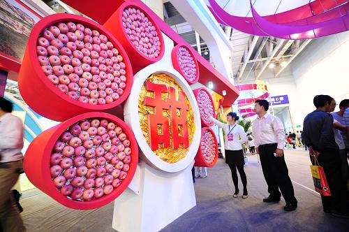 9月26日,參觀者在第十四屆國(guó)際果蔬食品博覽會(huì)上觀賞展品。當(dāng)日,第十四屆國(guó)際果蔬食品博覽會(huì)在山東煙臺(tái)國(guó)際博覽中心開幕。本屆博覽會(huì)的主題為“綠色、健康、未來”,內(nèi)容包括展覽展示、論壇研討、經(jīng)貿(mào)洽談等,吸引了來自國(guó)內(nèi)外的500余家企業(yè)參展,展位達(dá)到1000個(gè)。新華社發(fā)(初陽(yáng) 攝)