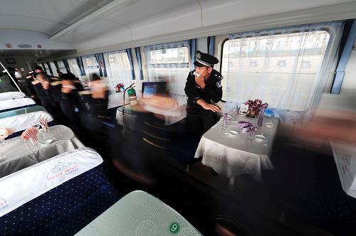 9月27日,在銀川開(kāi)往北京的一趟列車上,蘭州鐵路局銀川客運(yùn)段的工作人員正在進(jìn)行車廂內(nèi)緊急疏散演習(xí)。新華社記者 彭昭之 攝