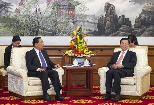 9月27日,中共中央政治局常委、全國(guó)人大常委會(huì)委員長(zhǎng)張德江在北京釣魚(yú)臺(tái)國(guó)賓館會(huì)見(jiàn)老撾人民革命黨中央總書(shū)記、國(guó)家主席朱馬里。新華社記者 謝環(huán)馳 攝