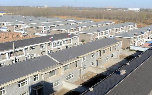 11月18日拍攝的河北省廊坊市廣陽區(qū)南尖塔鎮(zhèn)前王各莊村農(nóng)民新居。河北省廊坊市廣陽區(qū)南尖塔鎮(zhèn)前王各莊村積極落實打造美麗宜居新農(nóng)村舉措,通過道路硬化、垃圾處理、飲水安全改造讓村莊面貌煥然一新。包括前王各莊村在內(nèi),廣陽區(qū)今年在24個村街實施農(nóng)村面貌改造提升活動,使全區(qū)農(nóng)村面貌煥然一新。(新華社記者 李曉果 攝)