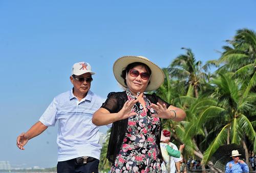 11月19日,來(lái)自黑龍江省哈爾濱市的“候鳥(niǎo)”老人鄧女士和老伴在海南三亞三亞灣海月廣場(chǎng)上跳舞。鄧女士告訴記者:“這是我來(lái)三亞過(guò)冬的第4個(gè)年頭了,這里氣候暖和,空氣清新,適合養(yǎng)老。”隨著我國(guó)北方大部分地區(qū)開(kāi)始降溫,越來(lái)越多的“候鳥(niǎo)”老人紛紛南“飛”到海南三亞避寒度假,享受溫暖的陽(yáng)光和清新的空氣,度過(guò)快樂(lè)時(shí)光。(新華社記者 張永峰 攝)
