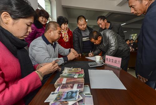 在新疆呼圖壁縣五工臺(tái)鎮(zhèn)幸福村的現(xiàn)金發(fā)放點(diǎn),當(dāng)?shù)剞r(nóng)民在領(lǐng)取良種補(bǔ)貼資金(11月15日攝)。進(jìn)入11月,新疆全面展開良種補(bǔ)貼資金發(fā)放工作,各地農(nóng)民喜領(lǐng)補(bǔ)貼款。據(jù)國(guó)家財(cái)政部公布信息,2013年,中央按新疆各類農(nóng)作物實(shí)際良種種植的面積撥付補(bǔ)貼資金約有6億余元。(新華社記者 王菲 攝)