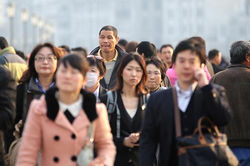 11月20日,人們?cè)谏虾M鉃┯^光平臺(tái)行走。當(dāng)日,中國(guó)上海政府門(mén)戶網(wǎng)站發(fā)布消息,截至2013年10月底,上海市實(shí)有人口2500余萬(wàn)人,其中來(lái)滬人員1000余萬(wàn)人。市公安局表示,本市將以“合理控制人口規(guī)模、優(yōu)化人口結(jié)構(gòu)”為目標(biāo),探索推進(jìn)實(shí)有人口、實(shí)有房屋、實(shí)有單位“三個(gè)實(shí)有”全覆蓋管理工作,繼續(xù)配合推進(jìn)落實(shí)居住證制度,深入開(kāi)展人口政策研究,促進(jìn)城市人口結(jié)構(gòu)優(yōu)化。新華社發(fā)(楊世超 攝)