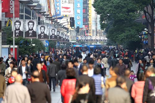 11月20日,人們?cè)谀暇┞凡叫薪中凶?。新華社發(fā)(楊世超 攝)