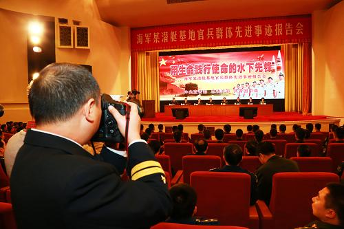 海軍某核潛艇基地官兵群體先進(jìn)事跡報(bào)告會(huì)現(xiàn)場(chǎng)(11月20日攝)。11月20日,中宣部、總政治部、共青團(tuán)中央在北京人民大會(huì)堂聯(lián)合舉行海軍某核潛艇基地官兵群體先進(jìn)事跡報(bào)告會(huì),首都高校學(xué)生和駐京部隊(duì)官兵代表約800人聽取了報(bào)告。新華社記者 查春明 攝