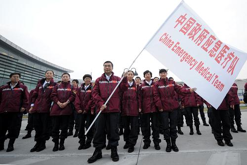 11月21日,中國(guó)政府應(yīng)急醫(yī)療隊(duì)隊(duì)員在杭州蕭山國(guó)際機(jī)場(chǎng)集結(jié),準(zhǔn)備奔赴菲律賓。新華社記者 王定昶 攝