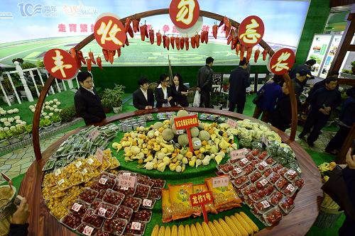 11月22日,參觀者在2013浙江農(nóng)業(yè)博覽會(huì)上觀看農(nóng)業(yè)科研成果。當(dāng)日,2013浙江農(nóng)業(yè)博覽會(huì)在杭州市新農(nóng)都會(huì)展中心與和平國際會(huì)展中心兩大場館同時(shí)開幕。展覽吸引了來自全省各地及新疆、臺(tái)灣等地的1200余家農(nóng)業(yè)企業(yè)參展,展示展銷特色農(nóng)副產(chǎn)品逾萬種。新華社發(fā)(李忠 攝)