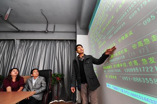 11月22日,一家物流軟件開發(fā)公司的員工在銀川iBi育成中心內(nèi)推介一款新開發(fā)的物流軟件。近年來,寧夏銀川積極拓寬產(chǎn)業(yè)發(fā)展渠道,大力發(fā)展智慧產(chǎn)業(yè)。于2013年建成的銀川iBi育成中心入駐企業(yè)從年初的40家發(fā)展到現(xiàn)在的125家,涵蓋軟件研發(fā)、電子商務(wù)、云計算、影視動漫、創(chuàng)意策劃、教育培訓(xùn)等領(lǐng)域。據(jù)了解,iBi是信息產(chǎn)業(yè)、生物技術(shù)、知識產(chǎn)權(quán)3個英文單詞的首字母。銀川iBi育成中心重點發(fā)展大數(shù)據(jù)開發(fā)與應(yīng)用、生物技術(shù)和知識產(chǎn)權(quán)轉(zhuǎn)化培育等虛擬經(jīng)濟(jì)與實體經(jīng)濟(jì)有機(jī)融合的新型經(jīng)濟(jì)業(yè)態(tài),主營業(yè)務(wù)收入2013年年末將突破10億元。新華社記者 彭昭之 攝