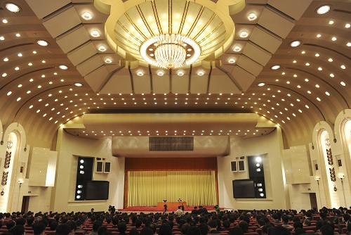 11月22日,由中央宣傳部、中央直屬機(jī)關(guān)工委、中央國(guó)家機(jī)關(guān)工委、教育部、解放軍總政治部、北京市委聯(lián)合舉辦的中央宣講團(tuán)黨的十八屆三中全會(huì)精神首場(chǎng)報(bào)告會(huì)在北京人民大會(huì)堂舉行。新華社記者 張鐸 攝
