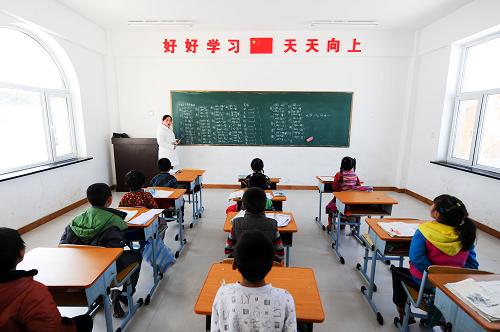 王金玲在新建成的希望小學(xué)教室內(nèi)為學(xué)生上課(11月28日攝)。王金玲是吉林省四平市鐵東區(qū)葉赫滿族鎮(zhèn)興隆滿族希望小學(xué)的一名山村教師。自2000年起,王金玲便來到這個(gè)離家45里地的山村小學(xué)任教,既當(dāng)老師又當(dāng)媽媽,守護(hù)著校內(nèi)的幾十個(gè)孩子,幫助他們實(shí)現(xiàn)走出山村的夢(mèng)想。出生在農(nóng)村的王金玲從師范學(xué)校畢業(yè)后,面對(duì)繁華都市的誘惑也曾一度彷徨,但最終還是毅然選擇回到農(nóng)村,幫助村里那些曾經(jīng)和她一樣的學(xué)生去實(shí)現(xiàn)自身的夢(mèng)想。“我愿意永遠(yuǎn)守著大山里的孩子,陪著他們一起成長(zhǎng),幫助他們飛出大山,實(shí)現(xiàn)他們的夢(mèng)想。”王金玲說。新華社記者 許暢 攝