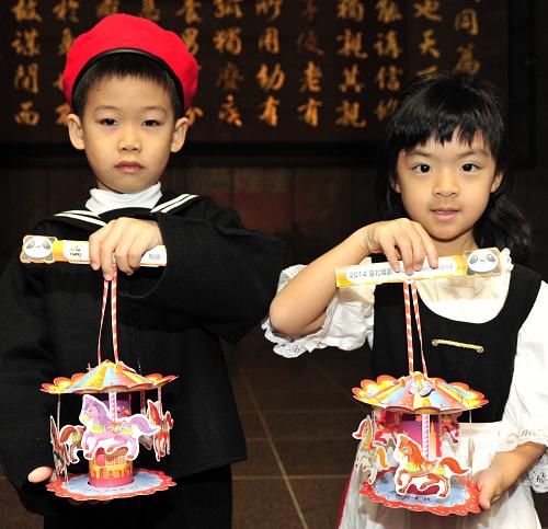 1月13日,小朋友展示臺(tái)北元宵燈節(jié)小提燈。 當(dāng)日,備受歡迎的2014臺(tái)北元宵燈節(jié)小提燈提前亮相,小提燈“Dream-駿”以可轉(zhuǎn)動(dòng)的“旋轉(zhuǎn)木馬”為造型,充滿童話色彩。據(jù)了解,2014臺(tái)北元宵燈節(jié)將于2月7日至16日在臺(tái)北花博圓山及美術(shù)公園舉行。新華社發(fā)(吳景騰 攝)