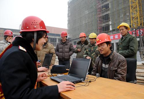 1月14日,鄭州鐵路局新鄉(xiāng)車務(wù)段的工作人員在為外來務(wù)工人員辦理網(wǎng)上訂票業(yè)務(wù)。當(dāng)日,鄭州鐵路局新鄉(xiāng)車務(wù)段的工作人員來到新鄉(xiāng)市人民路某處工地,為這里的40余名外來務(wù)工人員開辟返鄉(xiāng)訂票“綠色通道”,辦理春運外來務(wù)工人員團體票代訂服務(wù)。今年春運前夕,新鄉(xiāng)車務(wù)段安排專人來到新鄉(xiāng)市農(nóng)民工集中的5處工地,為外來務(wù)工人員提供團體票代訂服務(wù)。新華社記者 李博 攝