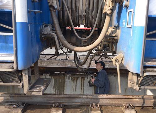 1月15日,鐵路工作人員對車廂進行安全檢修。新華社記者 周密 攝