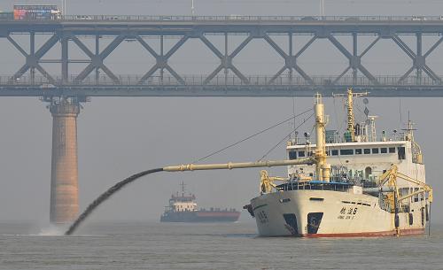 1月15日,“航浚6號” 挖泥船在對長江武橋水道進行疏浚維護。2013年汛后,長江水位較往年偏低,長江中游武橋水道漢陽邊灘淤積嚴重,武漢長江大橋通航橋孔已因此進行兩次調(diào)整。近期漢陽邊灘不斷展寬,逐步向航道內(nèi)擠壓,可能直接影響武橋水道上行船舶及武漢長江大橋安全。為此,長江武漢航道部門根據(jù)枯水期航道維護預(yù)案,調(diào)遣疏浚船舶對武橋水道進行非禁航施工,以確保“春運”期間航道暢通及武漢長江大橋安全。新華社記者 肖藝九 攝