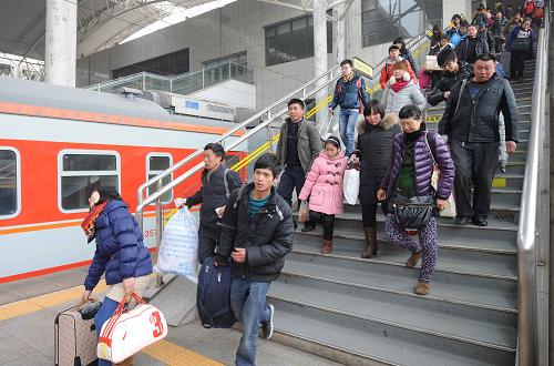 1月15日,旅客在鄭州火車站走入站臺(tái)準(zhǔn)備乘車。新華社記者 李安 攝