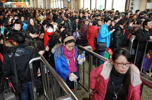 1月15日,旅客在鄭州火車站候車廳檢票進(jìn)站。新華社記者 李安 攝